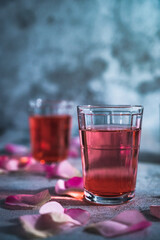 Eau sucrée et pétales de rose