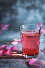 Eau sucrée et pétales de rose