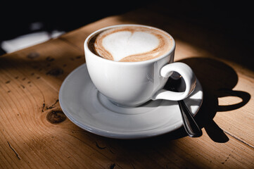 Café arborant un dessin en forme de coeur
