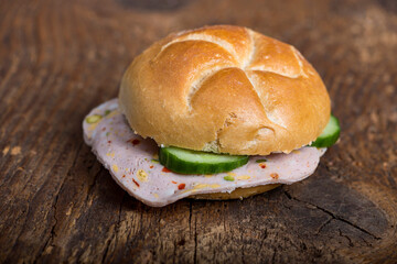 bun with cold cut