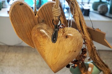 Zwei Herzen aus Holz 