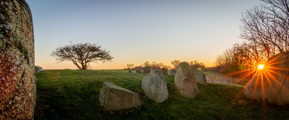 Großsteingrab "Riesenberg" Nobbin bei Sonnenaufgang