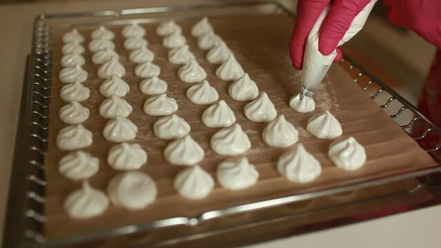 bizet biscuits, the chef cooks on a baking sheet with a pastry bag
