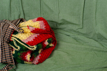 manta de crochet dentro de bolsa en sofá