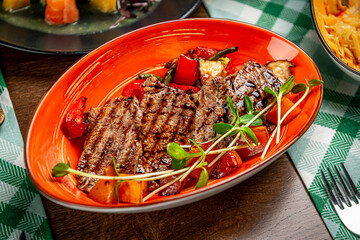 Grilled beef slices with vegetables