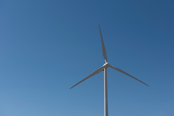 Aerogenerador industrial sobre cielo azul