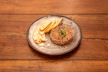 The 'steak tartare' is a preparation of raw meat minced with a knife with a dressing, which seems simple but has its crumb to give it the exact point.