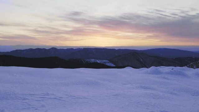 雪山を歩く人