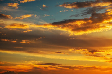 Fototapeta premium Fantastic beautiful colorful sunrise with cloudy sky. Scenic image of dramatic light in summer weather. Picturesque photo wallpaper. Natural background. Beauty of earth.