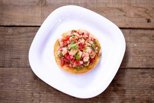 Tostada De Ceviche Sobre Mesa De Madera 