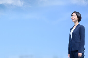 営業の女性のイメージに使いやすい広角　左にコピースペースあり