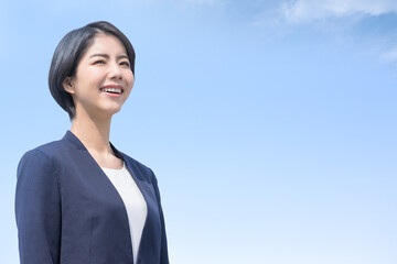 営業の女性のイメージに使いやすい横顔のアップ　右にコピースペースあり