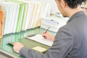 職員室で仕事する先生