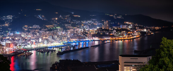 Obraz premium 夜の熱海と光のリフレクション