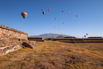 Fototapeta na wymiar Baloons in the morning at Teotihuacan