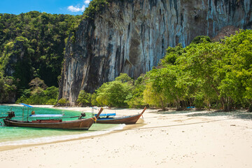 Fototapeta na wymiar longtail boat on Hong island, Krabi, Thailand. landmark, destination Southeast Asia Travel, vacation and holiday concept