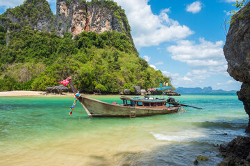 Obraz premium longtail boat on Koh phakbia island, Krabi, Thailand. landmark, destination Asia Travel, vacation and holiday concept