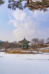 한국 전통 경복궁 향원정 설경
