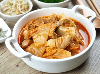 한국음식 돼지고기 김치찌개와 반찬들