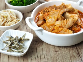 한국음식 돼지고기 김치찌개와 반찬들