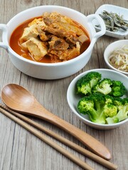 한국음식 돼지고기 김치찌개와 반찬들