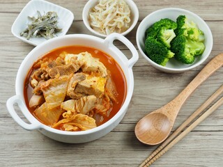 한국음식 돼지고기 김치찌개와 반찬들
