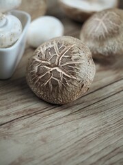 신선한 유기농 양송이버섯과 표고버섯