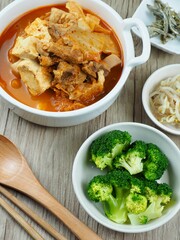 한국음식 돼지고기 김치찌개와 반찬들