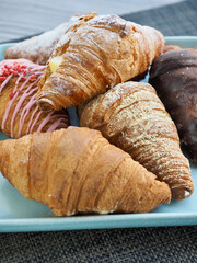 다양한 크루아상과 마카롱