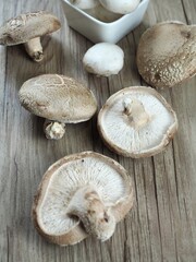 신선한 유기농 양송이버섯과 표고버섯