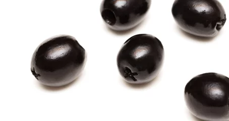 Gordijnen Black olives isolated on a white background. © schankz
