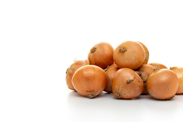 白いテーブルの上に山積みの玉ねぎ