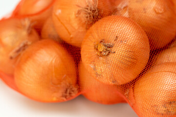 ネットに入れられた玉ねぎのクローズアップ