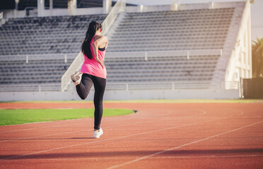 Obraz premium Fit young man running sprinting at the racetrack. Fit runner fitness runner during outdoor workout at racetrack. Start running concept.