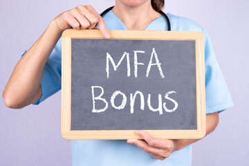 MFA mit einer Tafel auf der MFA Bonus steht. Konzept Pandemie und besondere Anforderungen