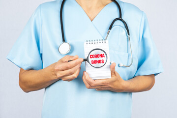 Pflegekraft oder Krankenschwester mit einer Lupe die CORONA BONUS zeigt
