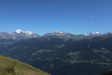 Naklejka premium paysage, montagne, ciel, nature, montagne, été, gazon, colline, nuage, vert, nuage, voyage, vue, rocher, val, campagne, prairie, pittoresque, pic, paysage, europe, tourisme, arbre, forêt, parc
