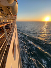 Sonnenliegen auf Luxus Kreuzfahrtschiff - Sun loungers and deck chairs on luxury Cunard oceanliner,...