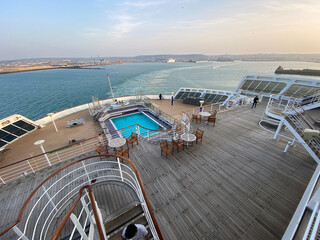 Sonnenliegen auf Luxus Kreuzfahrtschiff - Sun loungers and deck chairs on luxury Cunard oceanliner,...