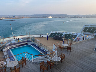 Sonnenliegen auf Luxus Kreuzfahrtschiff - Sun loungers and deck chairs on luxury Cunard oceanliner,...