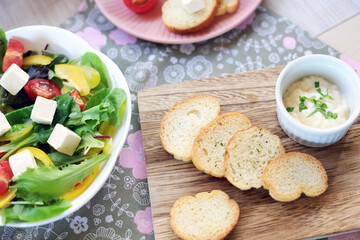 サラダとラスクとディッピング　スナックパーティー
