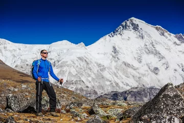 Cercles muraux Cho Oyu Active hiker hiking, enjoying the view, looking at Himalaya mountains landscape. Travel sport lifestyle concept. Cho Oyu is the world's sixth highest mountain at background