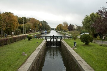 Fototapeta na wymiar canal in the village