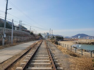 Fototapeta na wymiar 한국 동해 바다에 있는 철도입니다.