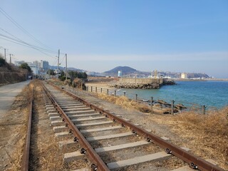 Obraz premium 한국 동해 바다에 있는 철도입니다.