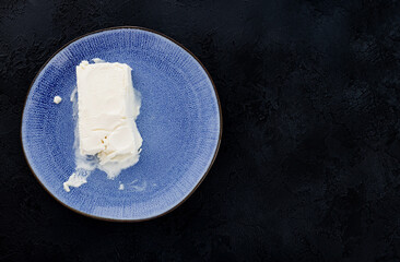 vanilla ice cream on blue plate