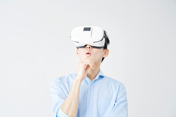 男性　VRゴーグル　白背景