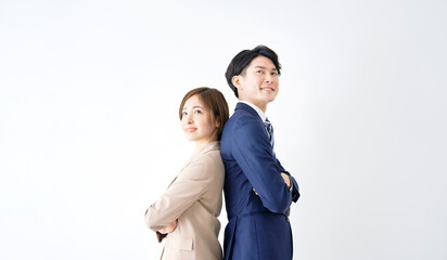 ビジネスウーマンとビジネスマン　腕組み　白背景