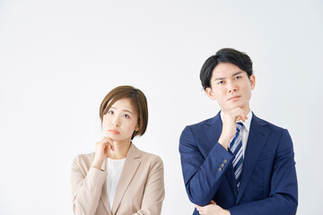 ビジネスウーマンとビジネスマン　考える　白背景