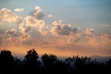 グラデーションが美しい夕空の雲